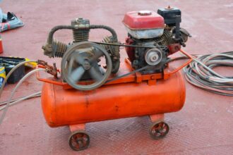 Pompe électrique pour prévenir les inondations dans un sous-sol
